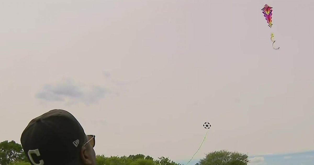 Dozens gather for Bronzeville Family Kite Day CBS Chicago