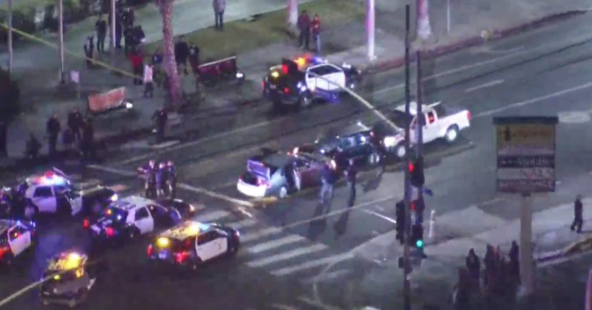 Man wounded after being shot while driving; crashes into oncoming ...