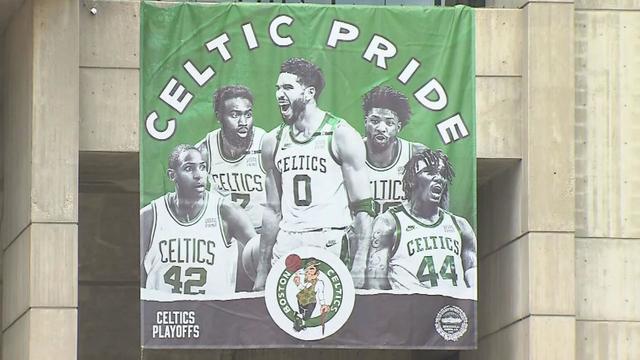 hager-celtics-fans-raw-20220527.jpg 