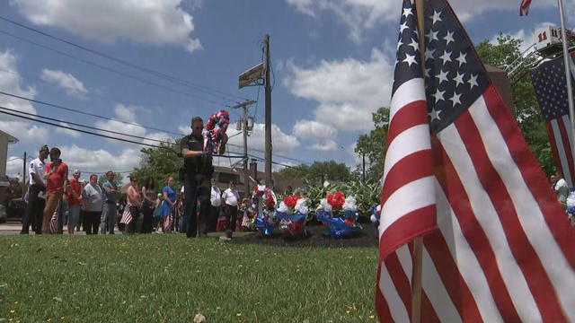 roberts-6p-pkg-memorial-day-wreath-laying_frame_2171.jpg 