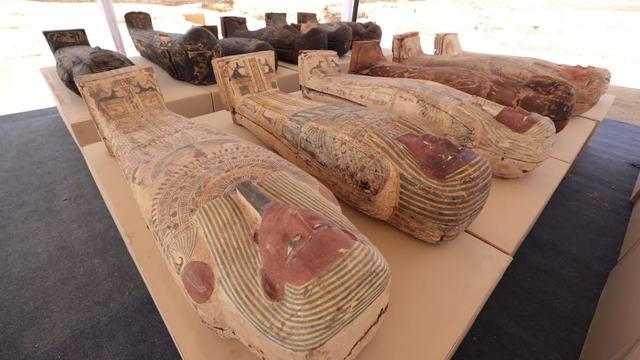 saqqara-tomb-sarcophogi.jpg 