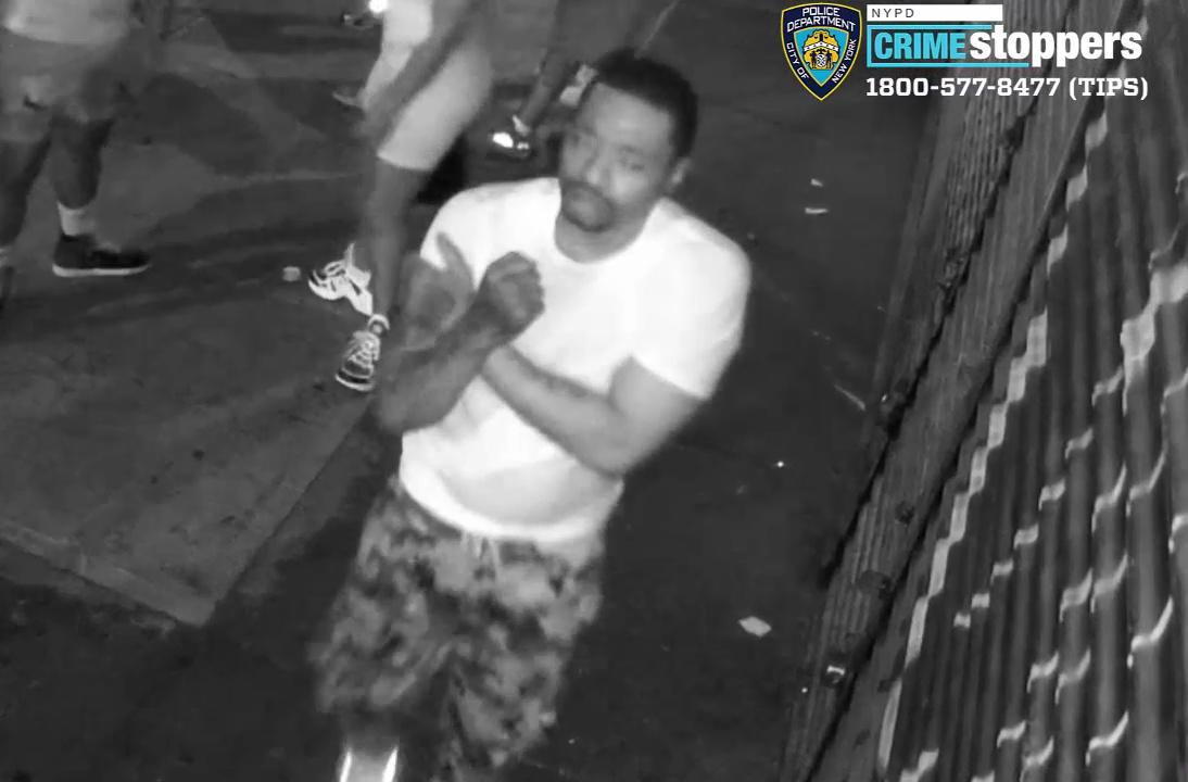 Bronx stabbing suspect caught on video - CBS New York