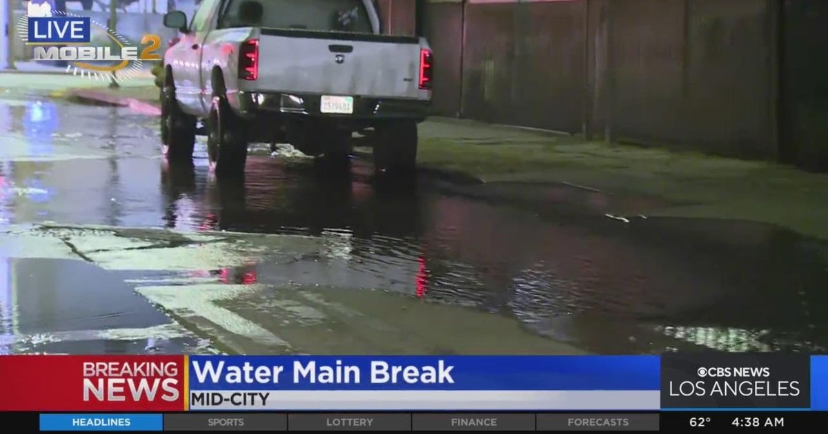 Water main break causes minor flooding in Mid-City neighborhood - CBS ...