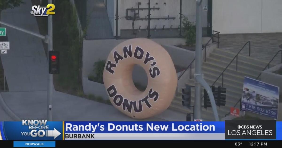 Randys Donuts Opens New Location In Burbank Cbs Los Angeles