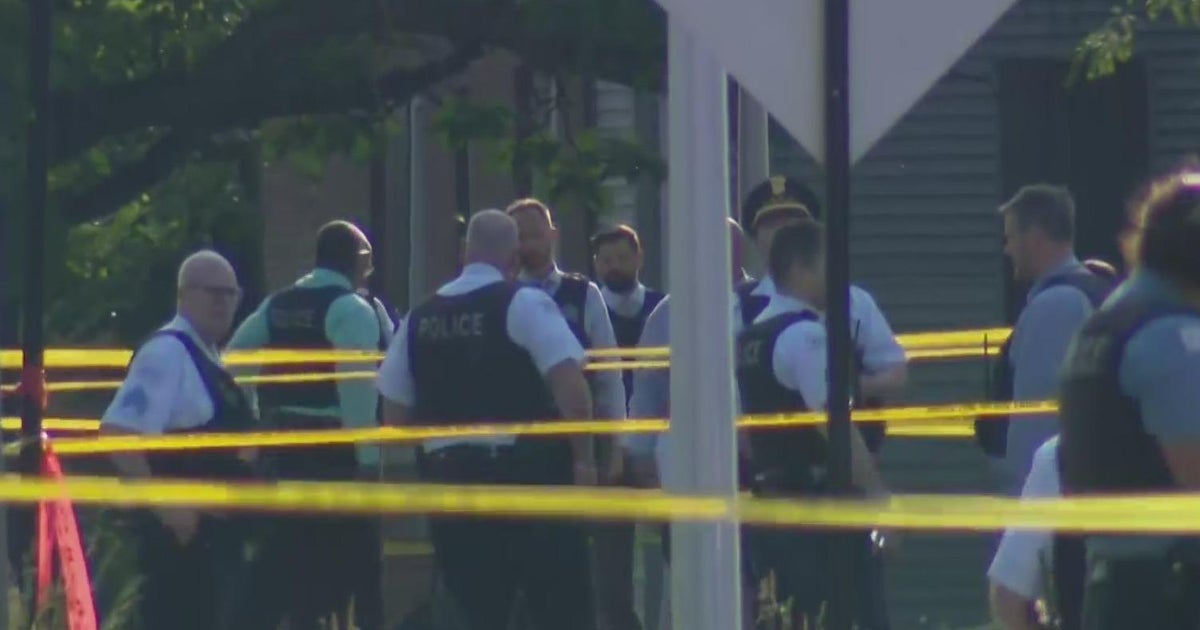 Chicago Police officer shot in West Englewood - CBS Chicago