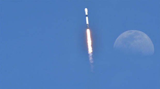 060822-launch-moon.jpg 