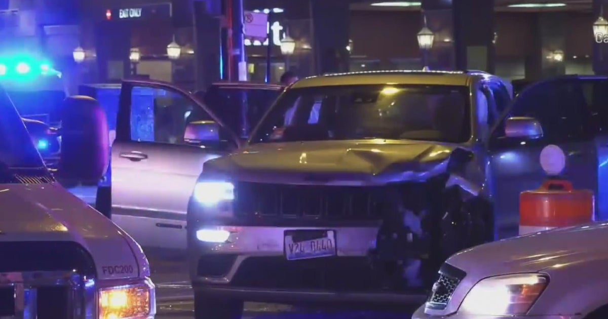 Officer injured, juvenile in custody after carjacking crash - CBS Chicago