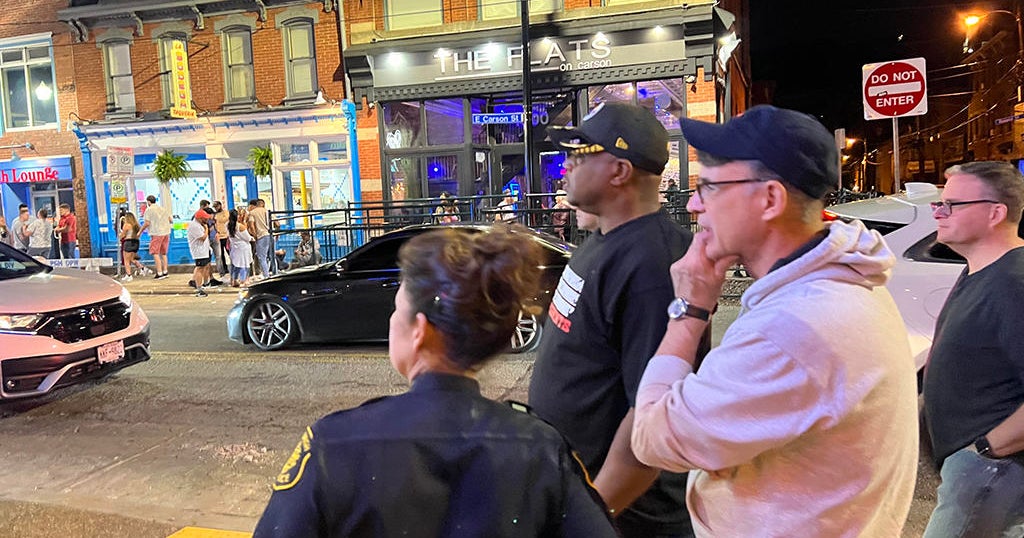 Mayor Ed Gainey makes a late-night visit to South Side amid increase in gun violence - Vimarsana News