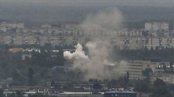 Thousands trapped as last bridge to key Ukrainian city destroyed 