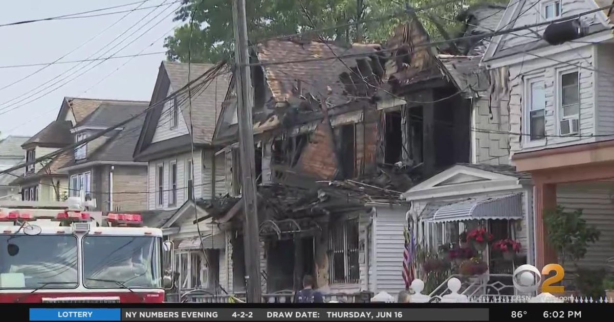 Fire spreads to three houses in South Ozone Park - CBS New York