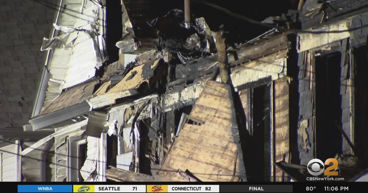 2 Dead 1 Hospitalized After Queens House Fire Cbs New York