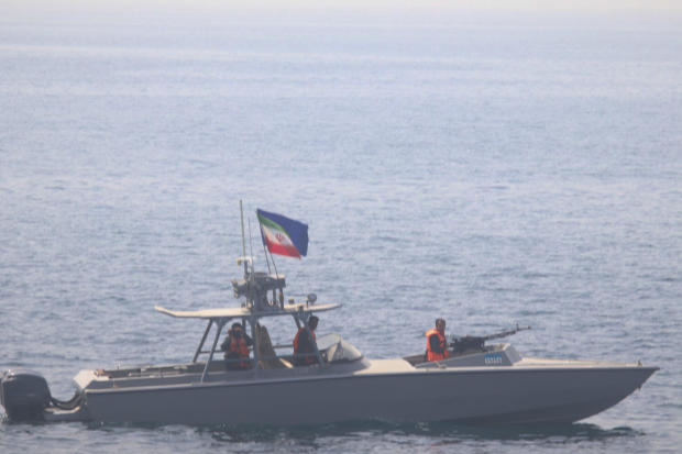 iran-guards-fast-boat-us-navy.jpg 