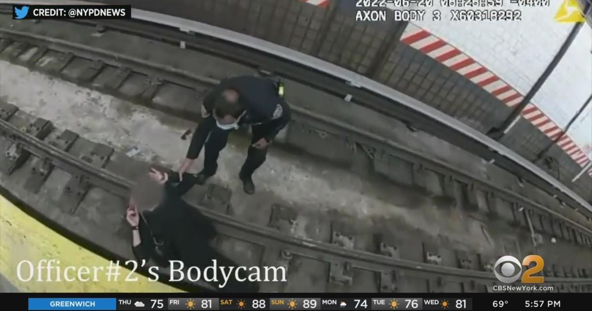 Nypd Body Cam Video Shows Officers Rescuing Woman From Subway Tracks Cbs New York 9843