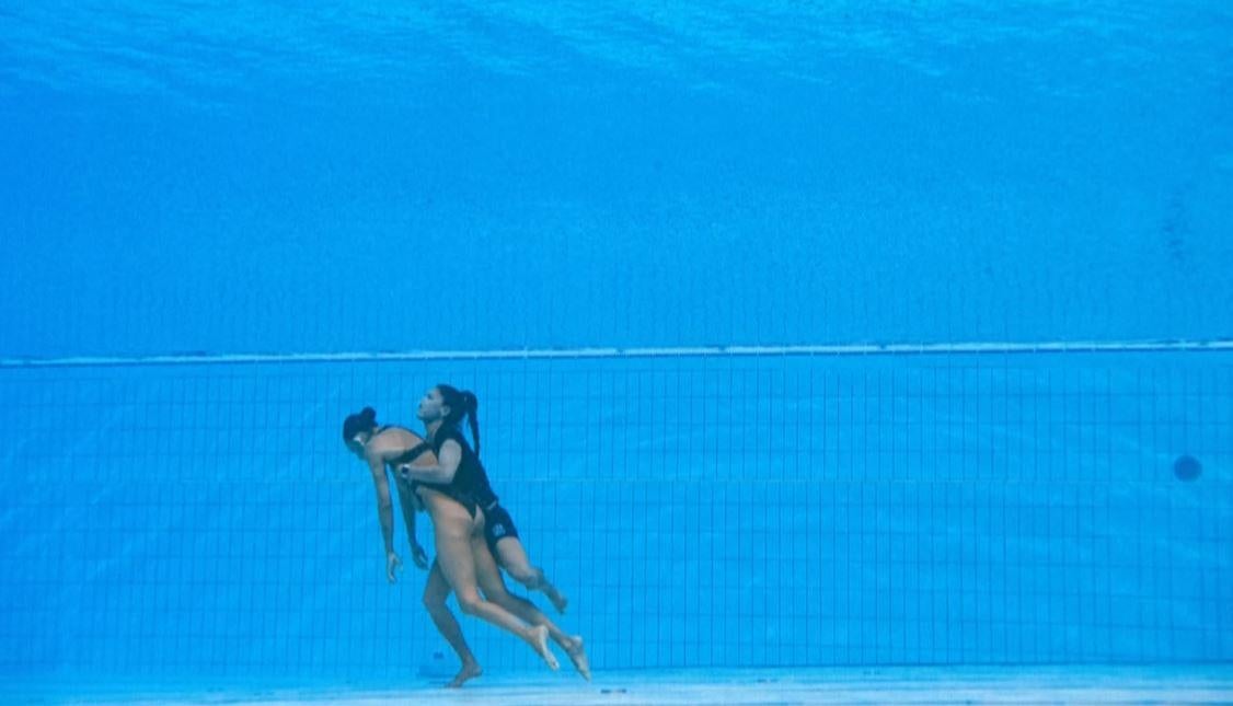 U S Swimmer Anita Alvarez Saved By Coach Andrea Fuentes After Fainting 