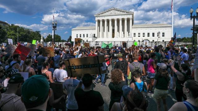 cbsn-fusion-cbs-news-poll-most-americans-disagree-with-supreme-court-ruling-on-roe-v-wade-thumbnail-1090933-640x360.jpg 