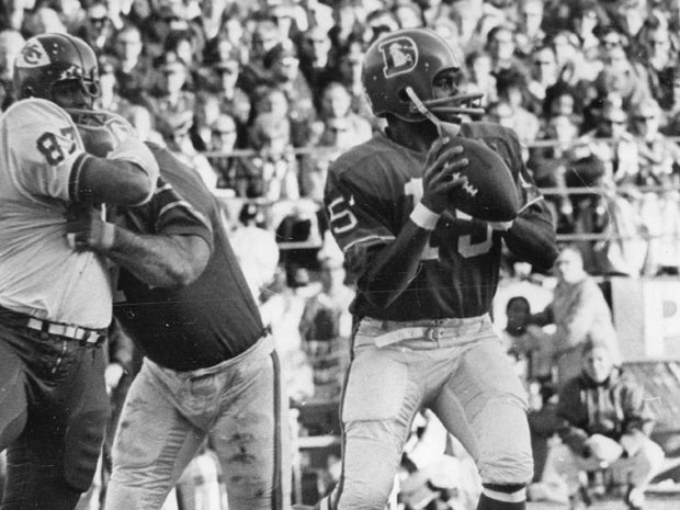 DEC 14 1968, DEC 15 1968; Denver Broncos (Action); Denver quarterback Marlin Briscoe is unaware that