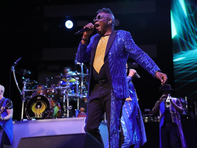 ewf-singer-philip-bailey-jake-barlow-070222.jpg 