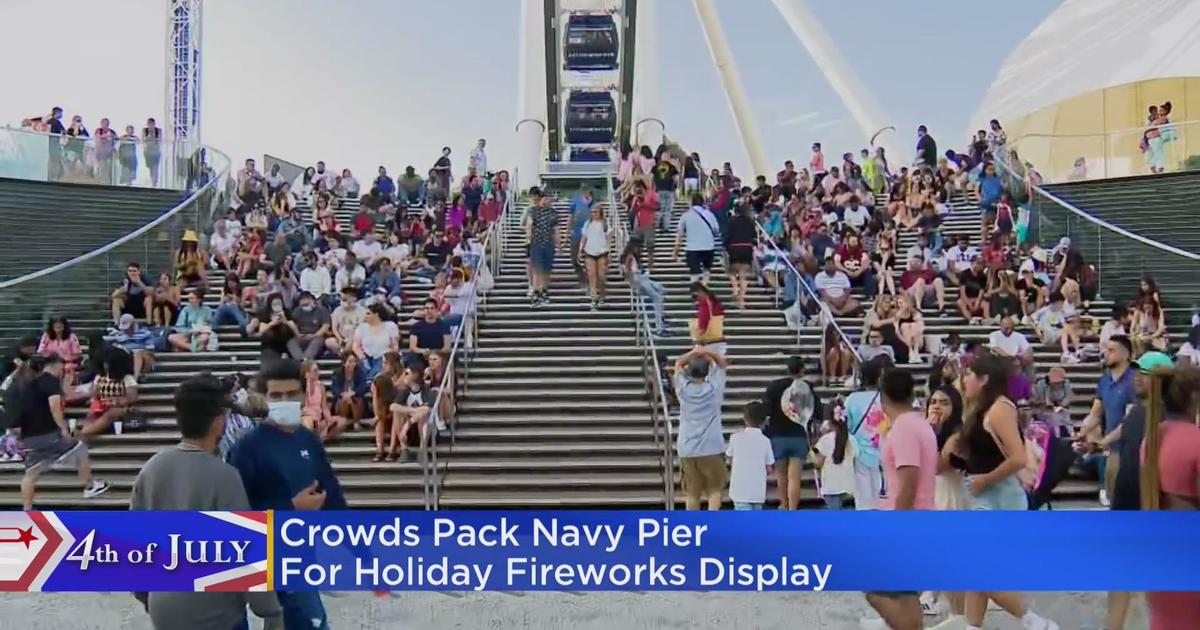 Crowds pack Navy Pier for holiday fireworks display CBS Chicago