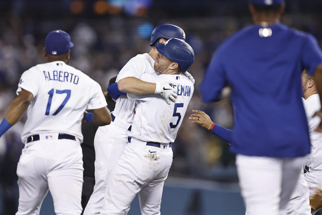 Dodgers rally late to win 8th straight vs Cubs, 4-3