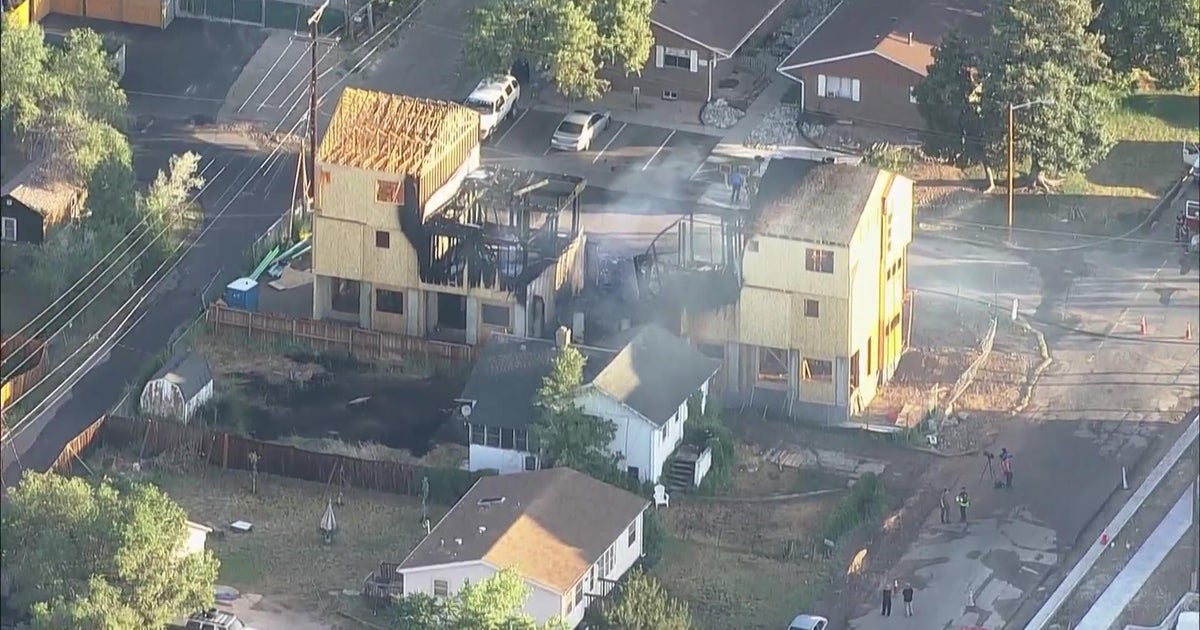 Townhomes under construction destroyed in fire in Lakewood, nearby