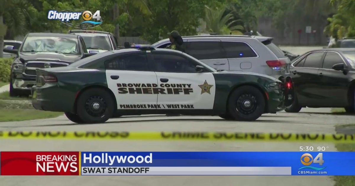Man barricades himself in Hollywood home - CBS Miami
