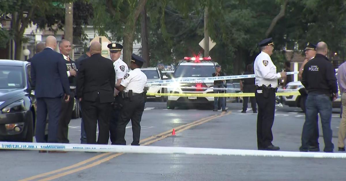 2 Injured In Far Rockaway Shooting - CBS New York