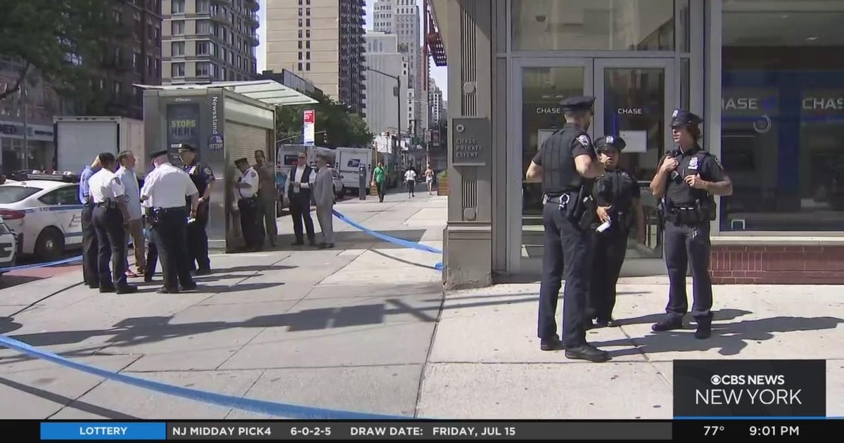 Search continues for suspect in Upper East Side bank stabbing - CBS New ...