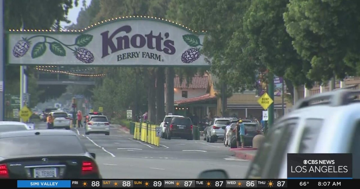 Knott's Berry Farm begins chaperone policy following teen fights - CBS ...