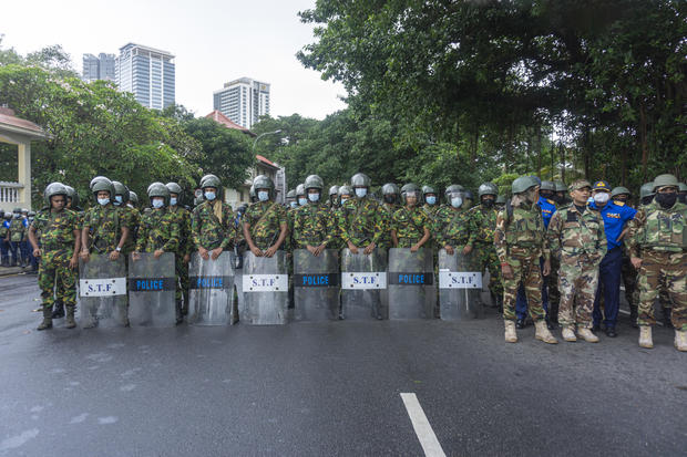 Sri Lankan Army prevent protesters from entering the presidential office 