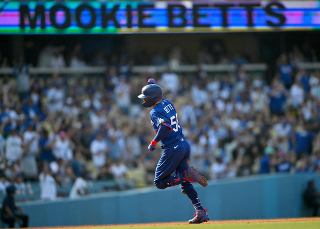 Betts hits 200th career HR as Dodgers defeat Giants 4-2