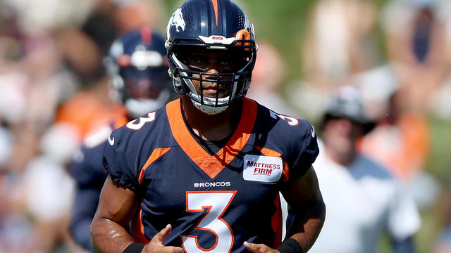 Denver Broncos quarterback Russell Wilson walks onto the field to News  Photo - Getty Images