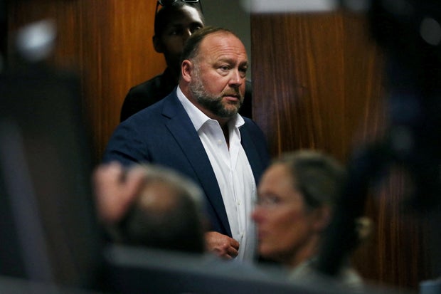 Alex Jones walks into the courtroom 