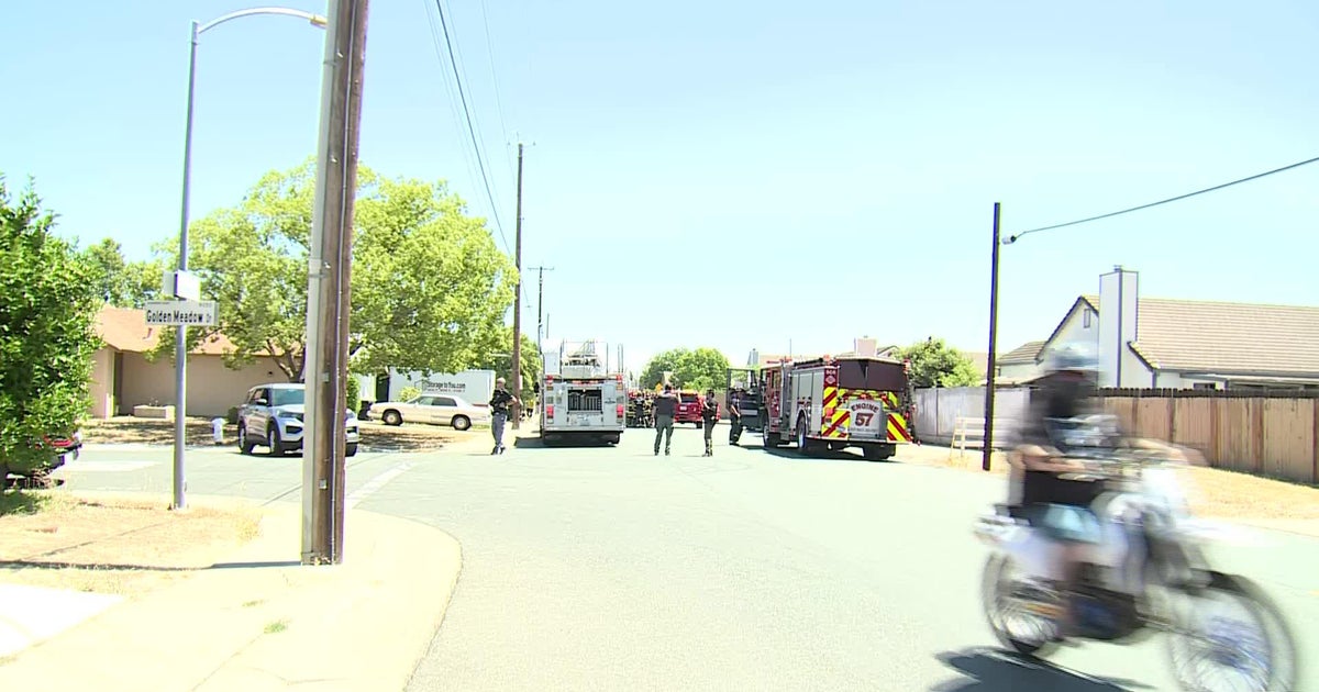 Raw: 6 people displaced after south Sacramento house fire