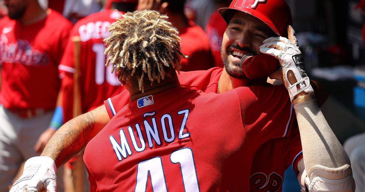 Castellanos HR after overturned call, Phils beat Braves 3-1