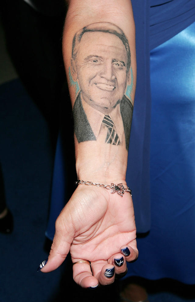 Dodgers fan makes his Scully tattoo talk 