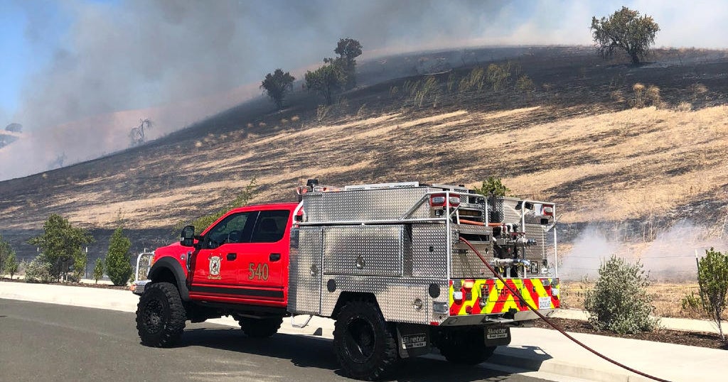 4-alarm vegetation fire in Fairfield controlled - CBS San Francisco