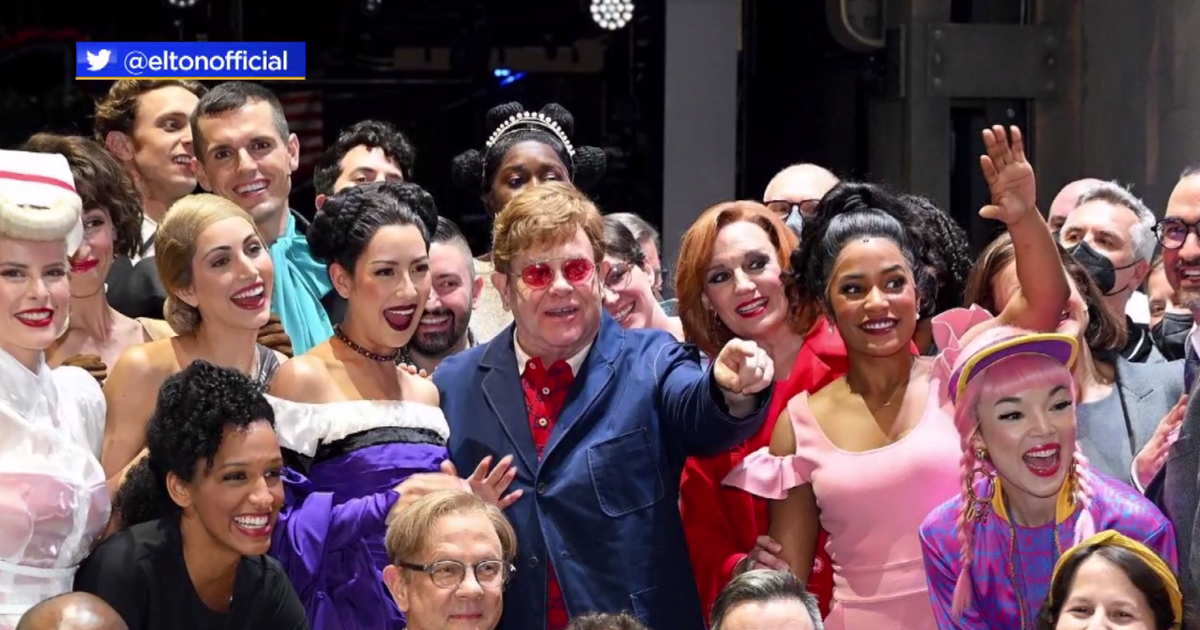 Elton John plays Soldier Field in final tour, stops to see preview of