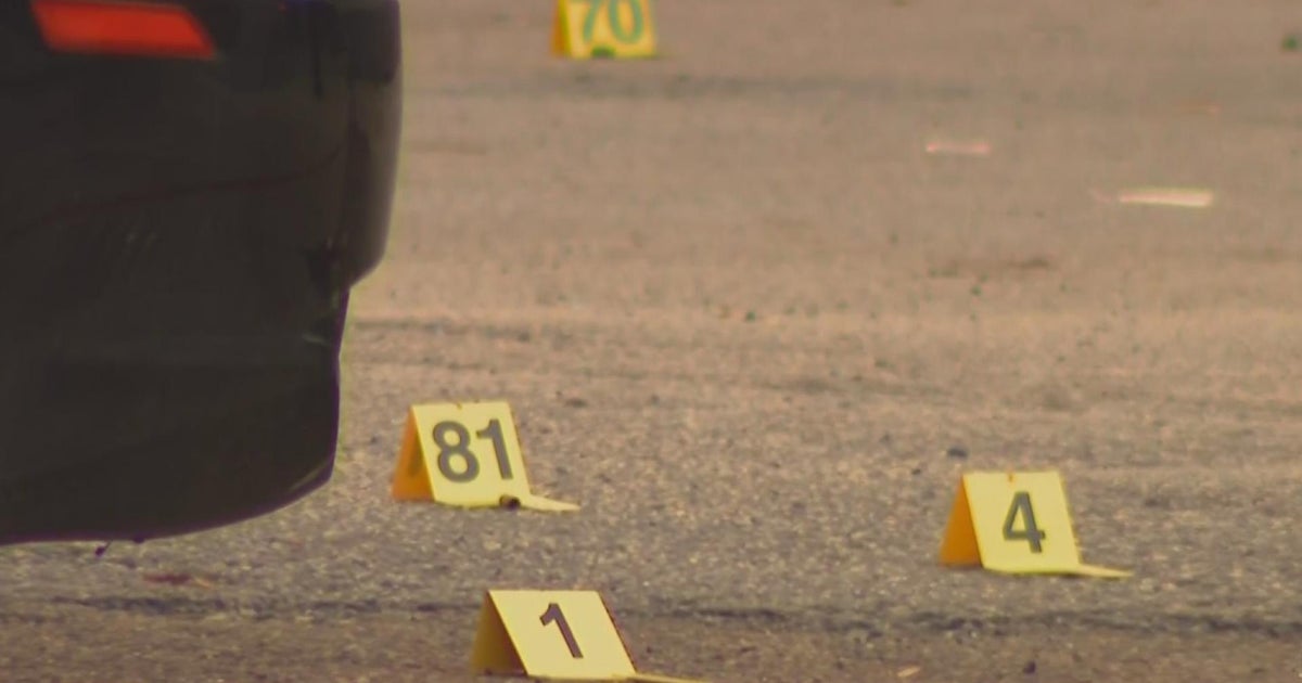 1 man killed, another wounded in shooting in Loop parking lot - CBS Chicago
