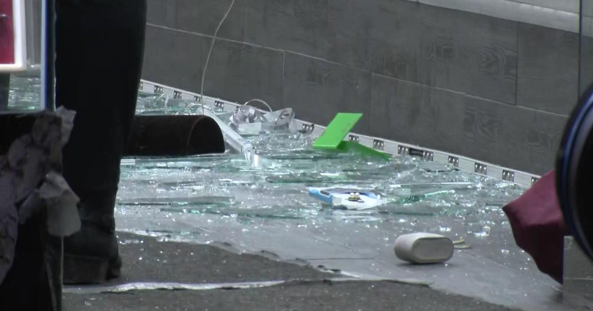 2 suspects arrested in August robbery at Bronx jewelry store - CBS New York