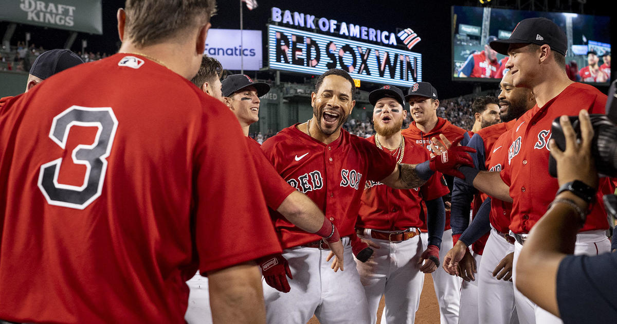 Red Sox rally to beat Yankees 3-2