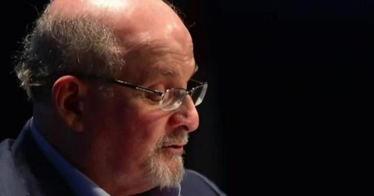 Salman Rushdie Speaks With Investigators While Recovering From Stabbing ...