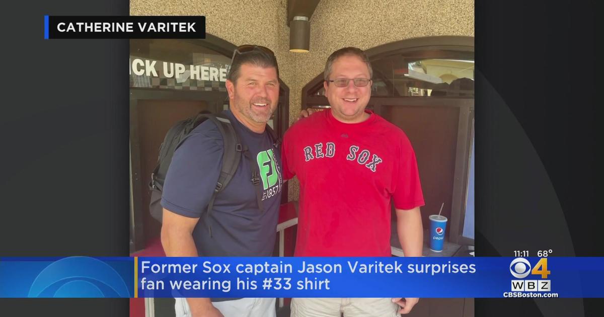Jason Varitek surprises fan wearing his T-shirt at Canobie Lake