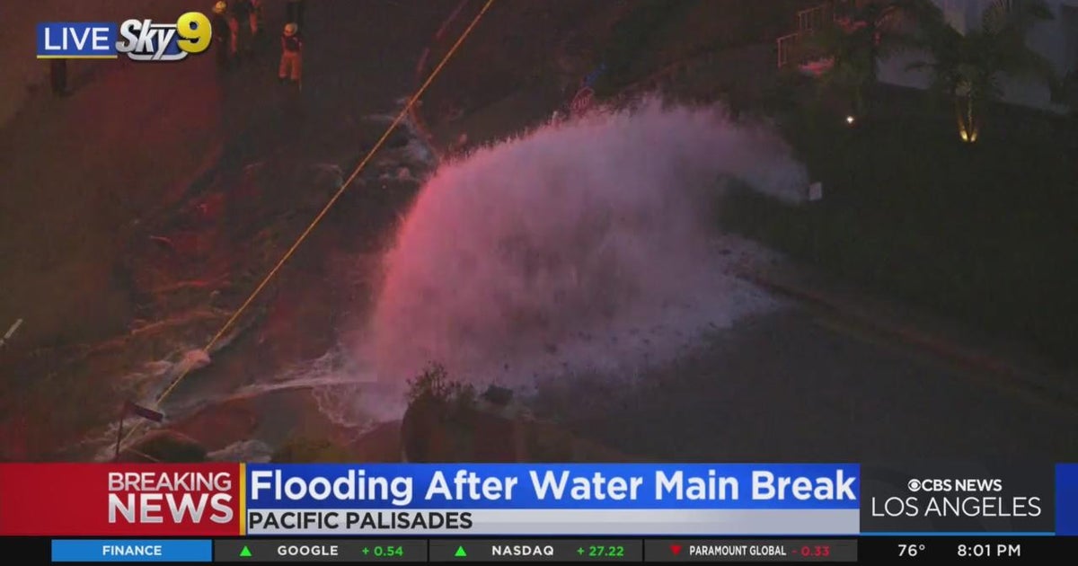 Water main break causes flooding in Pacific Palisades - CBS Los Angeles