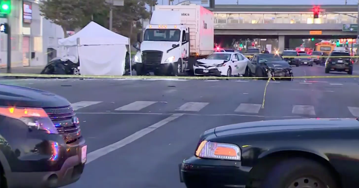 Thieves Crash Car Through Front of Beverly Hills Neiman Marcus – NBC Los  Angeles