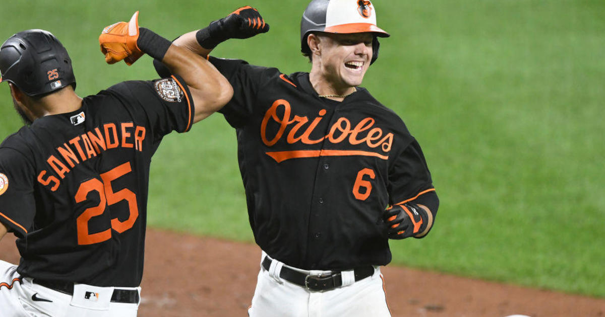 Orioles beat Red Sox 15-10 with five home runs in ridiculous