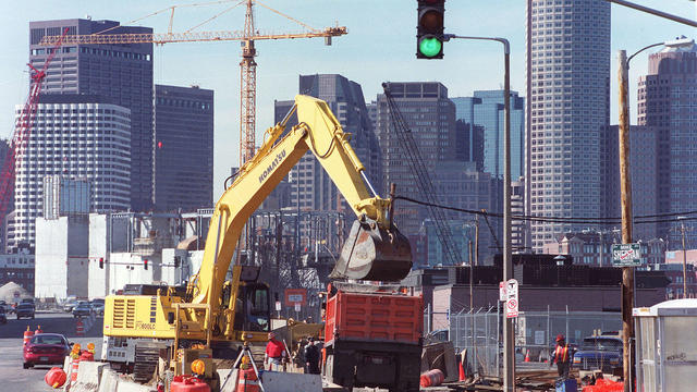(3/20/2001  - Boston, MA ) DIGGING IN Big Dig construction litters the Boston skylineas seen from Fargo Street in South Boston. (032001bigdig Staff Photo by Matthew West. Saved in Photo 3/Library). 