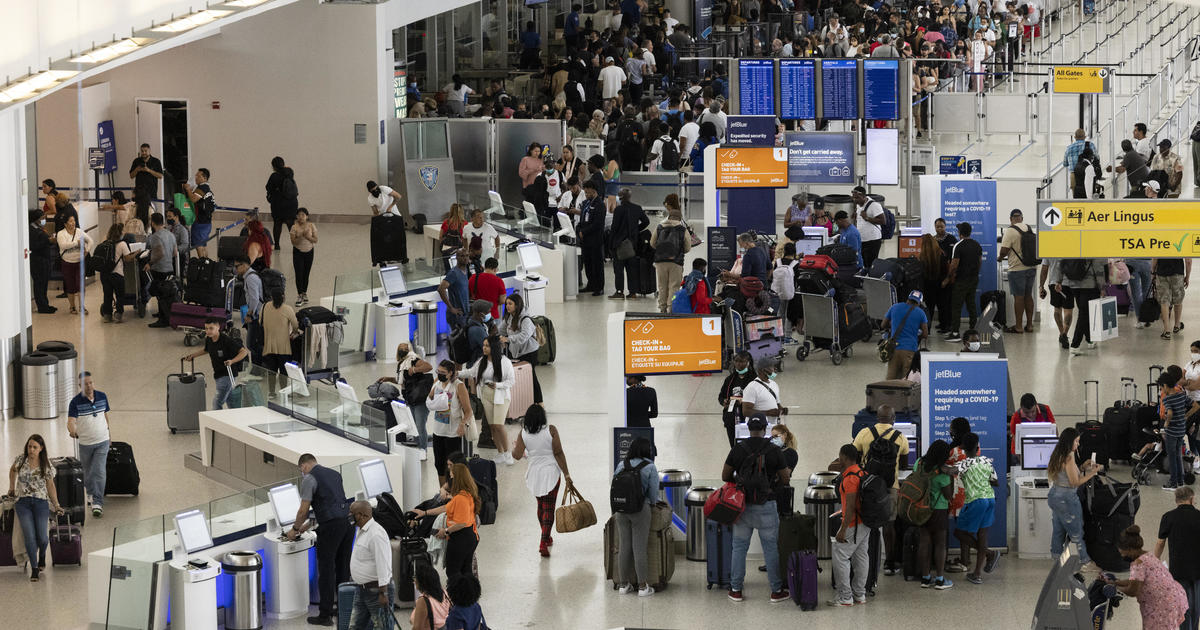 Travelers at New York-area airports approach pre-pandemic levels - CBS ...