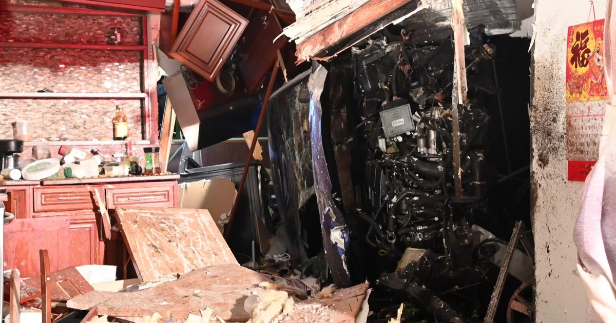 Car slams into Farmingdale apartment building, driver takes off running