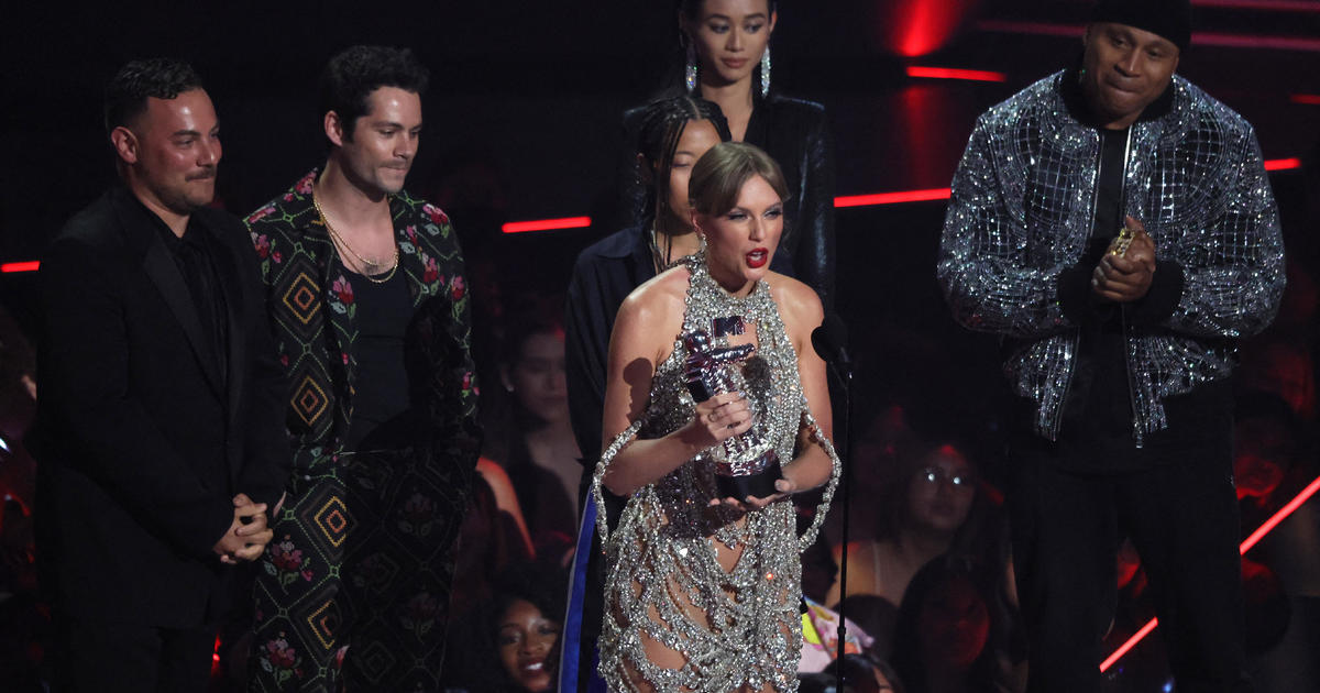 Taylor Swift wins the top award at the 2022 MTV Video Music Awards, announces her new album