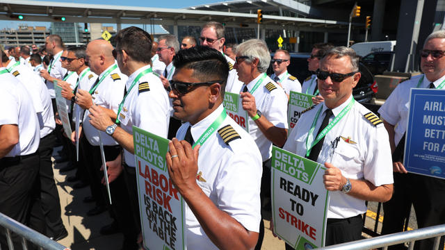 Delta Pilots Picket For New Contract 